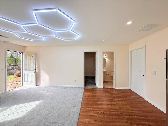 Building Photo - 893 Hawthorn Ln