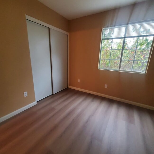 Building Photo - Single Story 3/2 with Great Open Floorplan in Brentwood