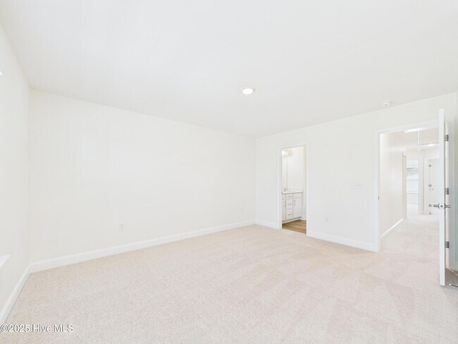 Building Photo - 458 Channel Drop Dr