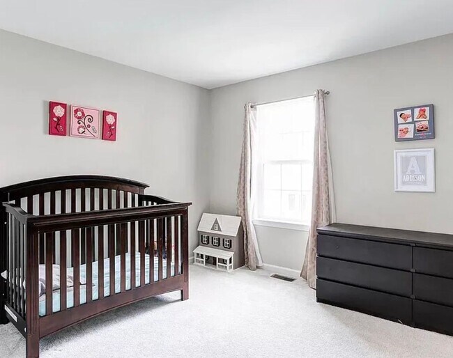 Building Photo - 3 bedroom 2.5 bathroom townhome for rent