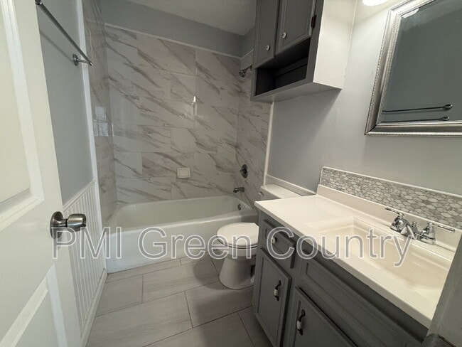 Building Photo - 2019 S Gum Ave