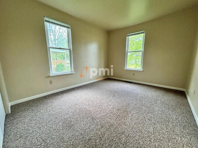 Building Photo - 1302 2nd St