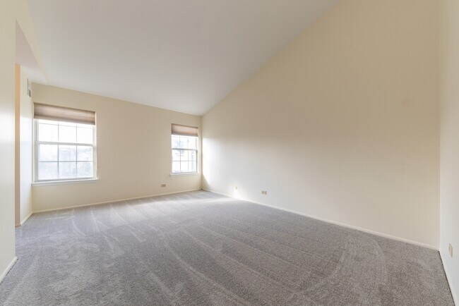 Building Photo - 260 E Fabish Dr