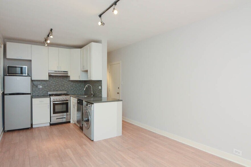 Building Photo - 511 W Belmont Ave