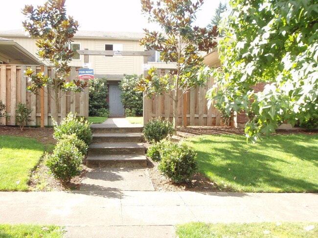 Building Photo - Great lower 1bed, hardwoods, on site laund...