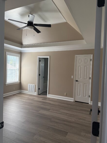 Building Photo - 205 Queens Ln Ct