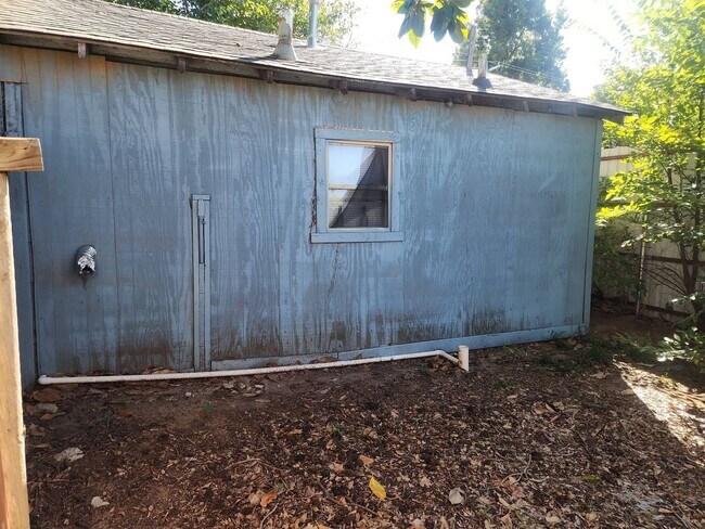 Building Photo - 2 bedroom 1 bathroom home
