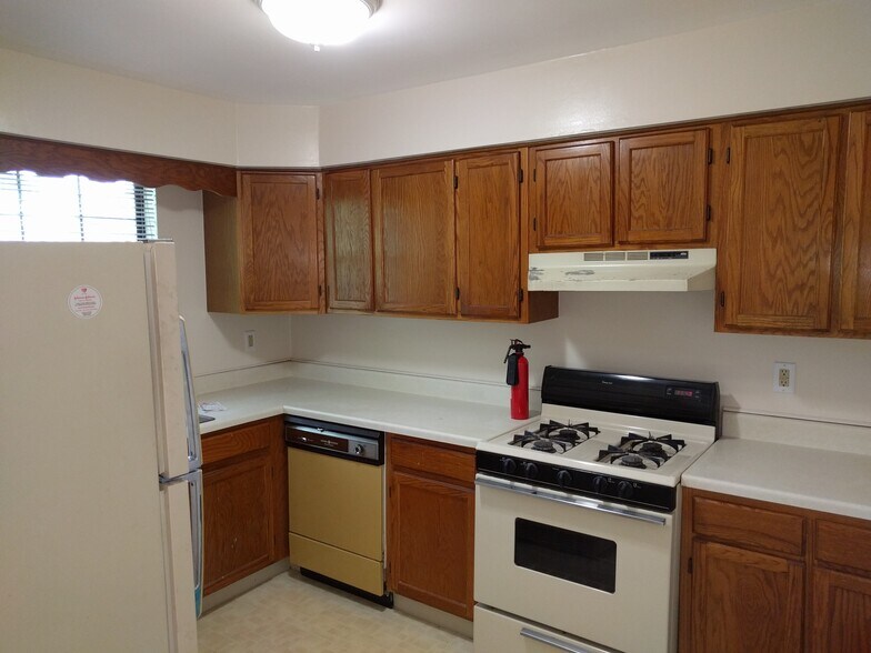 Kitchen, Appliances have been replaced with newer ones - 824 Orlando St