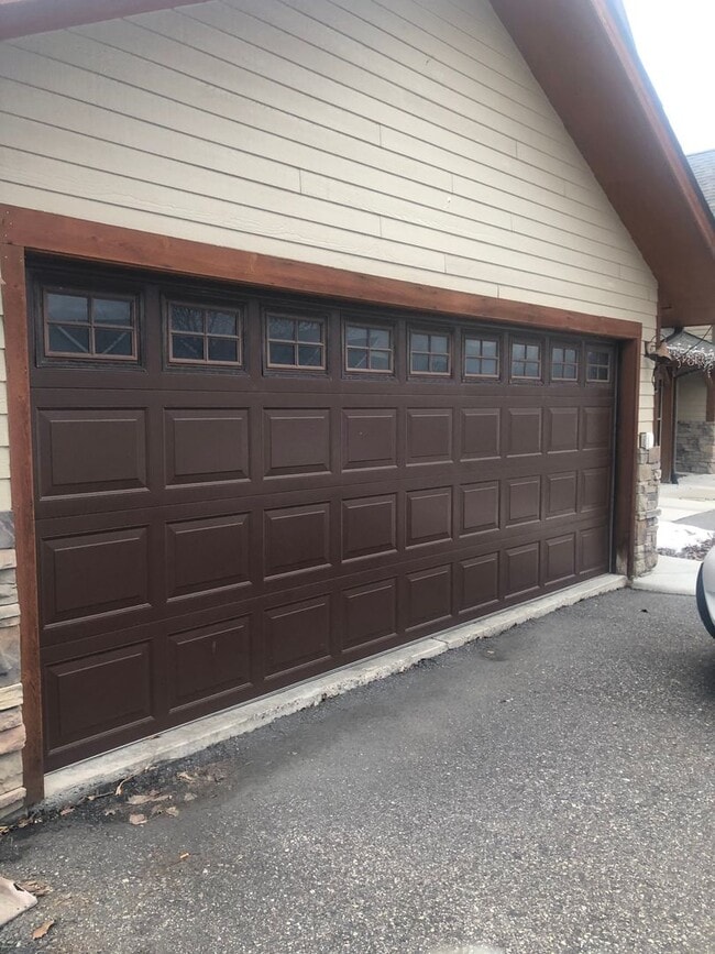 Building Photo - 3 Bedroom / 2 Bathroom Townhouse – Pet Fri...
