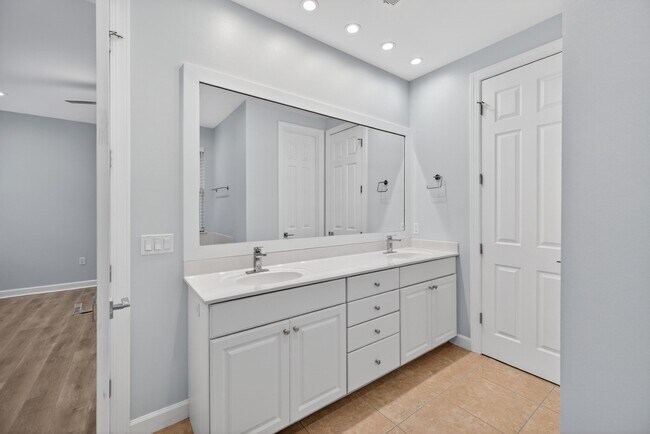 Building Photo - 2019 Pine Island Cir