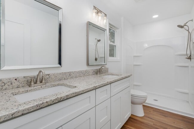 Building Photo - Pre-Leasing for the 26-27 School Year! Unbeatable Location