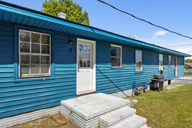Building Photo - 2101 Montclair Dr