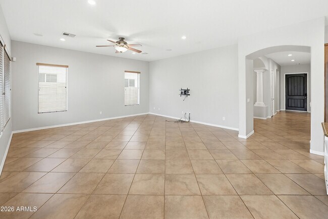 Building Photo - 1735 W Aloe Vera Dr