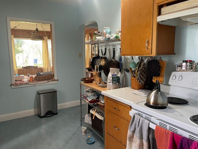 Building Photo - The Cutest 3-Bedroom Tudor - One Block Fro...