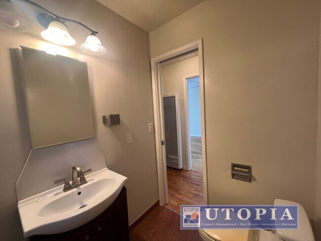 Building Photo - Adorable 1 bedroom, 1 bathroom triplex unit located in Seabright, CA