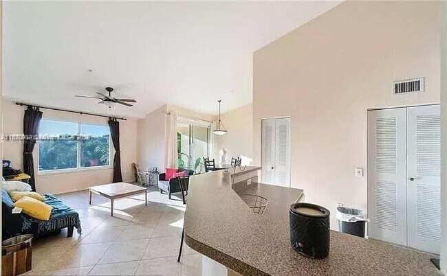 Building Photo - 1117 Villa Cir