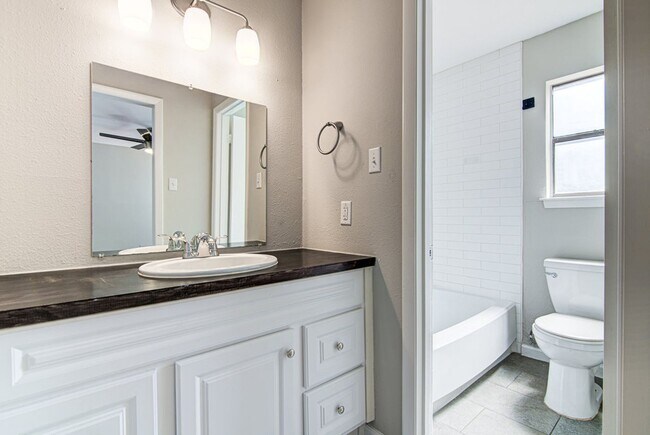 Building Photo - 1605 Dale Cove