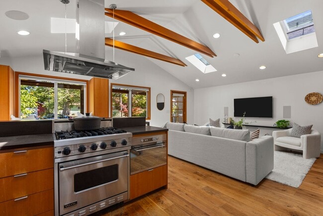Building Photo - Modern Retreat in the Heart of Capitol Hil...