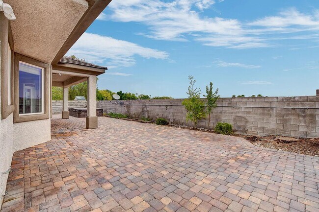 Backyard large fully paved - 3034 Constable St