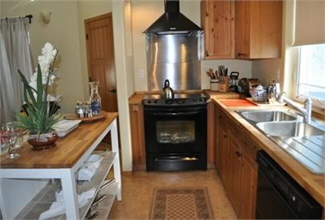 Building Photo - ***PENDING APPLICATION***Location! Location! Your fully furnished Cairn Cottage is located in Cou...