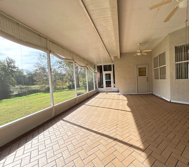 Building Photo - Beautiful Home with Water View in Eastwood!