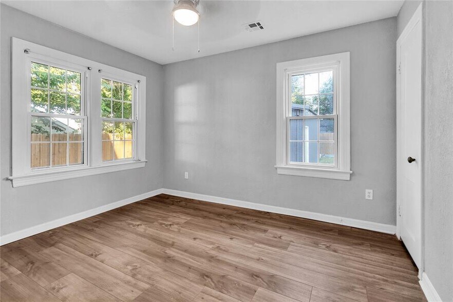 Building Photo - 503 W Martin St