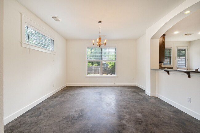 Building Photo - Beloved 3 Bedroom, 2.5 Bath Home in Brentwood