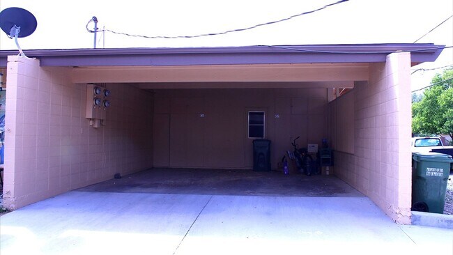 Building Photo - 336 Country Club Cir