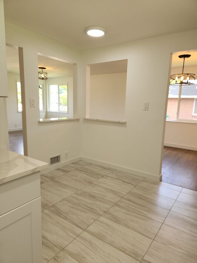 Building Photo - Completely renovated Ranch Style home in E...