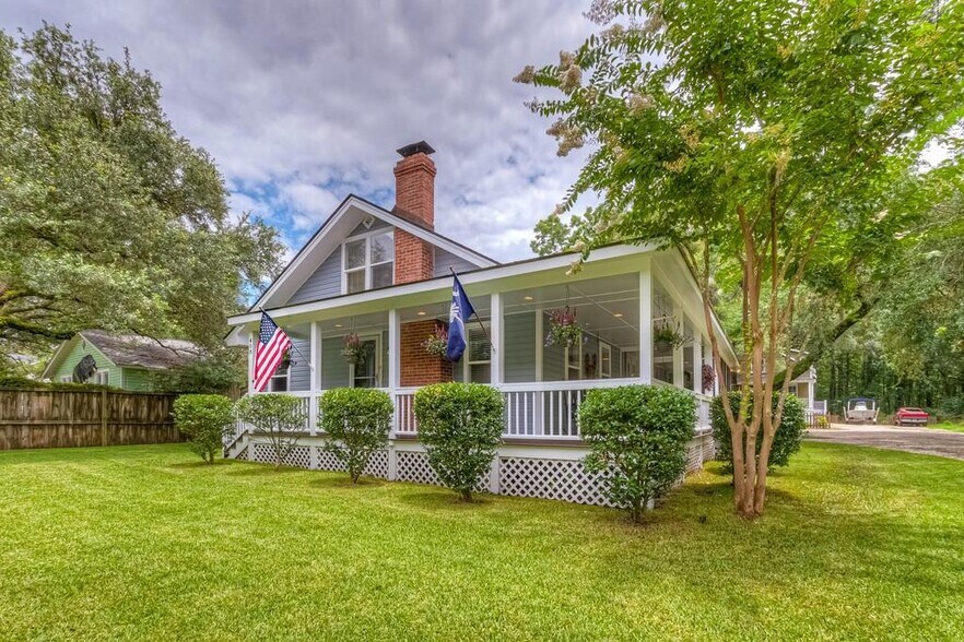Front of the house - 408 Woodland Shores Rd