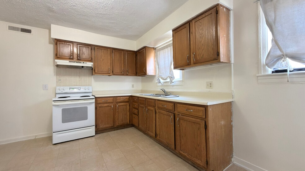 Building Photo - 221 Walnut St