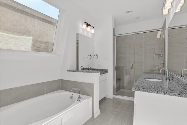 Building Photo - 312 Oakbend Dr