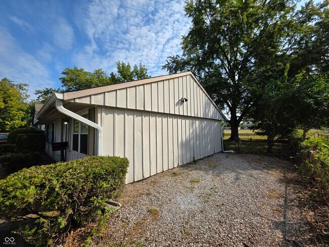 Building Photo - 2835 N Boehning St