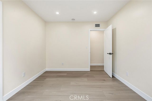 Building Photo - 9233 Swinton Ave