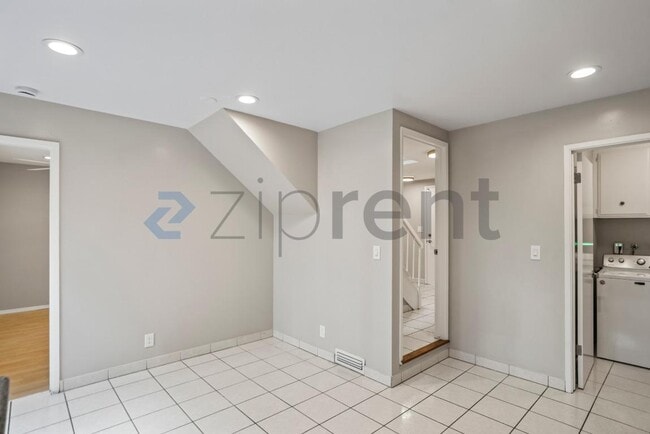 Building Photo - Unit