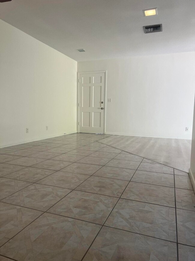 Building Photo - 136 Yacht Club Dr