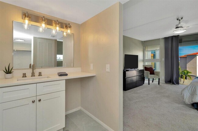 Building Photo - 7400 Sun Island Dr S