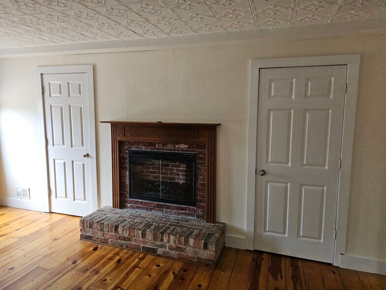 includes elec fireplace - 127 S 4th St