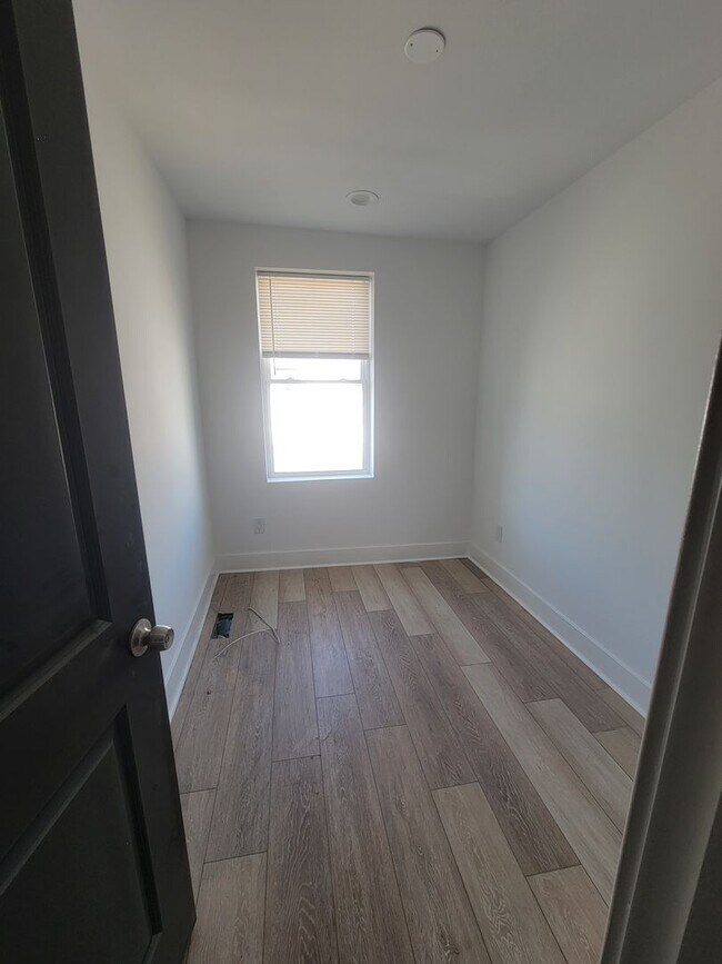 Building Photo - Fully beautiful rehab 4 bed 2.5 bath secti...
