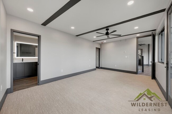 Building Photo - 348 Lake View Dr