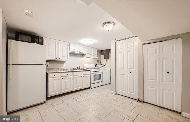 Building Photo - 2129 Parksley Ave