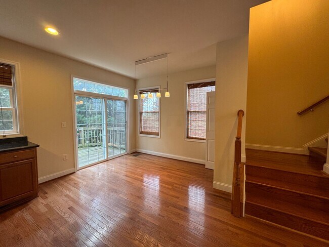 Building Photo - Gorgeous 4 Bed 3 Bath End Unit Brick Townh...