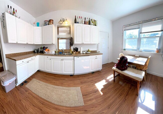Building Photo - 129 Lathrop St