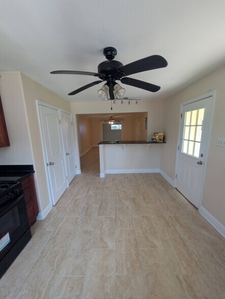 Building Photo - 5011 Warren Dr