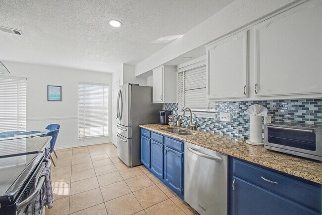 Building Photo - 913 Sandhurst Dr