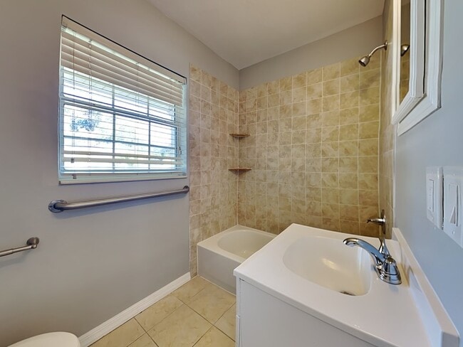 Building Photo - 4402 W Sevilla St