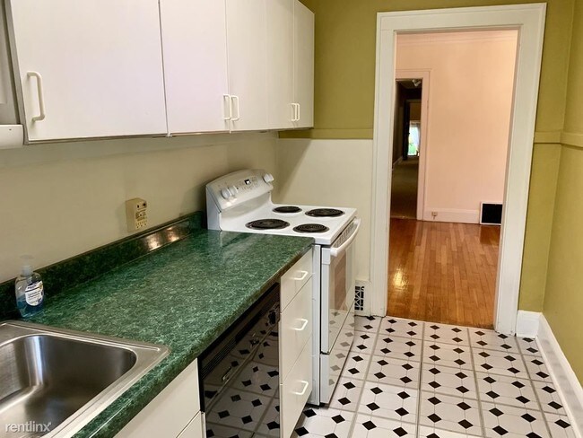 Building Photo - 2106 Surrey Rd