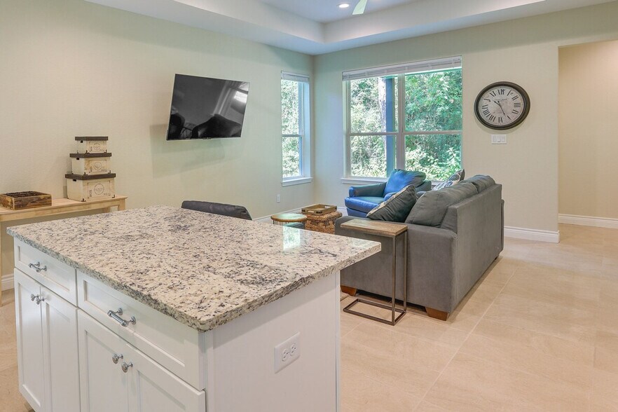 Building Photo - 11931 Lakeview Manor Dr