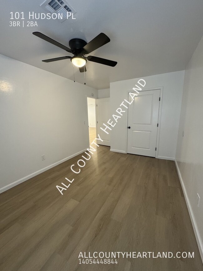 Building Photo - MOVE IN SPECIAL! Updated 3 bed 2 bath in M...