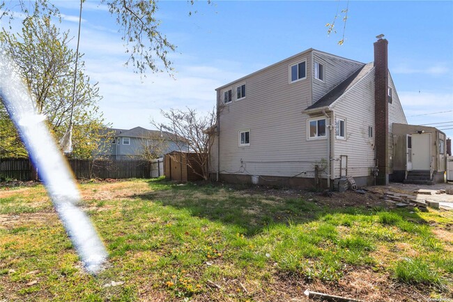 Building Photo - 675 S Long Beach Ave